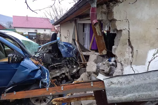 Șofer scăpat teafăr după s-a izbit violent de peretele unei case din Bârsana. Gospodăria s-a dărâmat