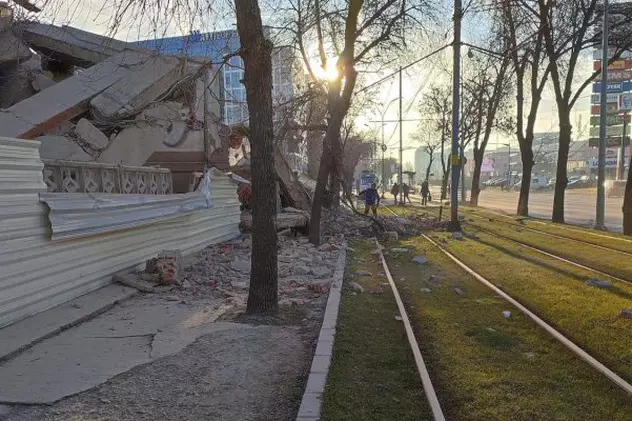 Zeci de tramvaie au fost blocate pe linie, după ce un zid s-a prăbușit peste șine, în București