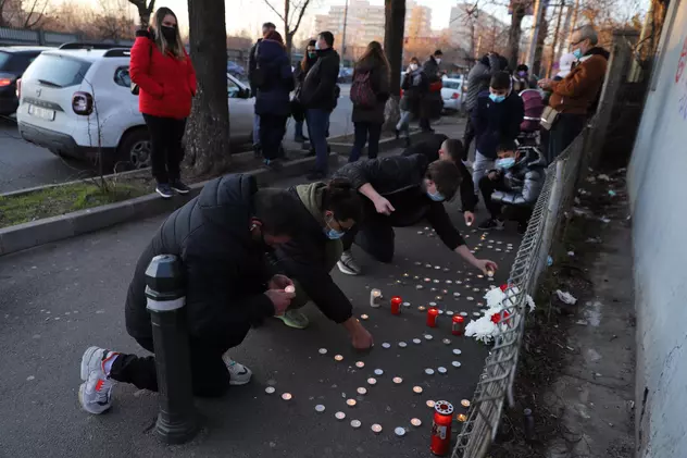 Protest în fața Secției 5 de Poliție din Capitală în memoria fetiței care a fost lovită mortal de o mașină de poliție