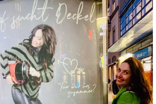 „Oala caută capac”. Silvia a montat panouri publicitare în Zürich și speră să găsească bărbatul ideal cu care să facă un copil