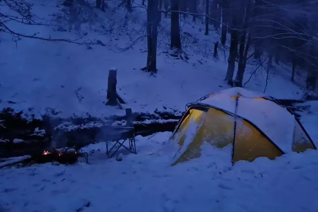 24 de ore singură, cu cortul, în pădure. O sătmăreancă experimentează supraviețuirea în condiții extreme