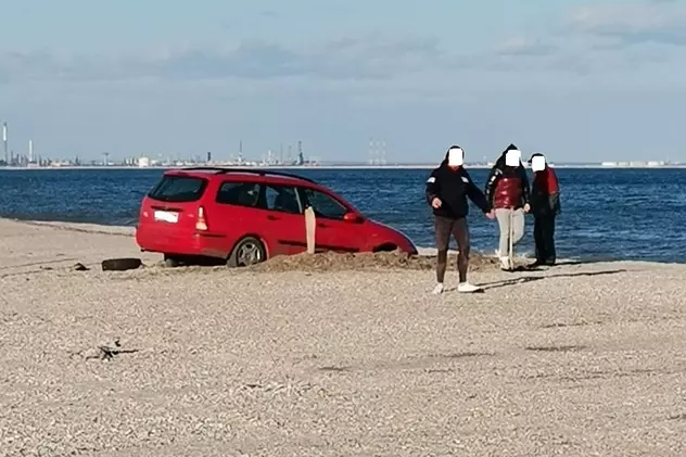 Șofer amendat după ce a intrat cu mașina pe plajă și a rămas blocat în nisip, la Constanța