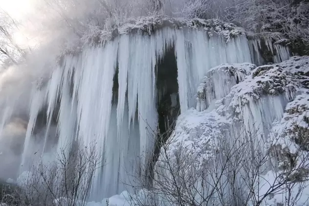 Cascada Toplița cu apă termală a înghețat. Imagini cu fenomenul spectaculos au ajuns în presa internațională