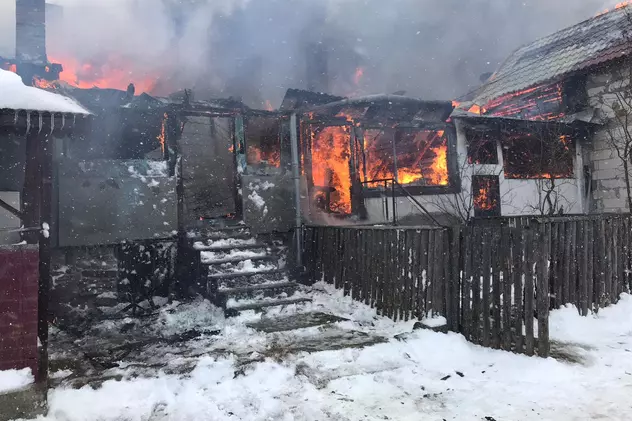 Cinci case din Covasna s-au făcut scrum, în urma unui incendiu puternic. Alte trei locuințe afectate de flăcări