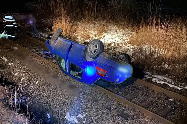 Mașină răsturnată pe calea ferată, în județul Cluj, condusă de un adolescent de 16 ani. Traficul feroviar, oprit