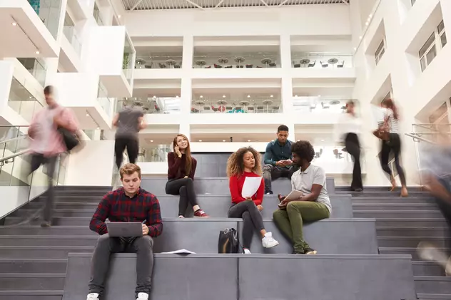 Ce se întâmplă atunci când tot mai puțini tineri aleg să urmeze studii universitare. Exemplul american