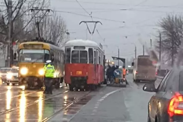 Două tinere din Craiova, rănite în staţia de tramvai, după ce șoferul a pierdut controlul volanului din cauza poleiului