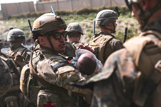 Bebeluș pierdut în haosul evacuărilor de pe aeroportul din Afganistan, regăsit de familie după aproape 6 luni
