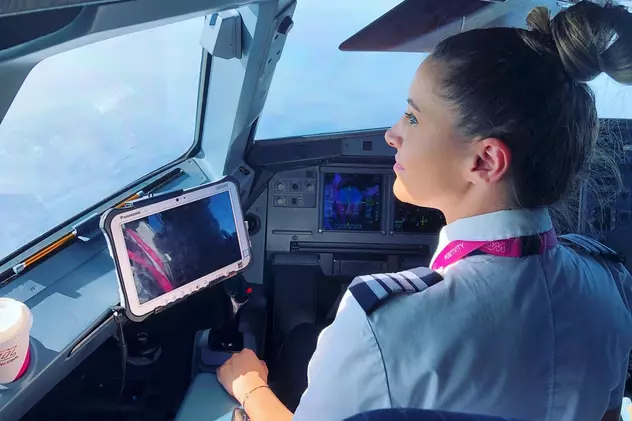 INTERVIU. Femeia căpitan de aeronavă care scrie pentru a le da aripi copiilor: „Cei mici sunt mai puternici decât ne închipuim”