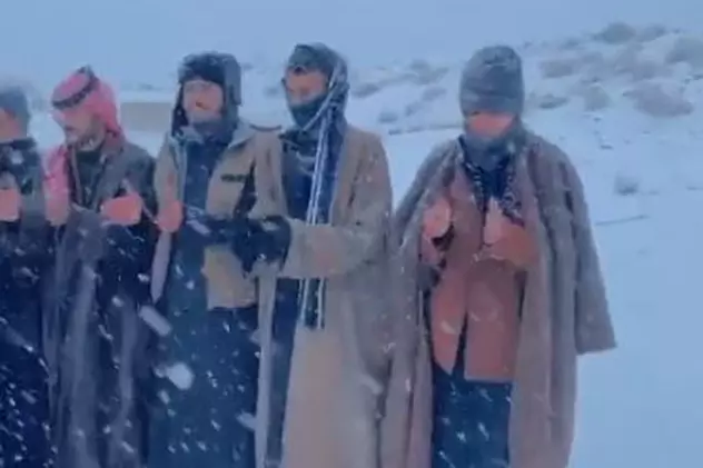 A nins în Arabia Saudită. Imagini virale cu localnici care dansează și cântă în zăpadă