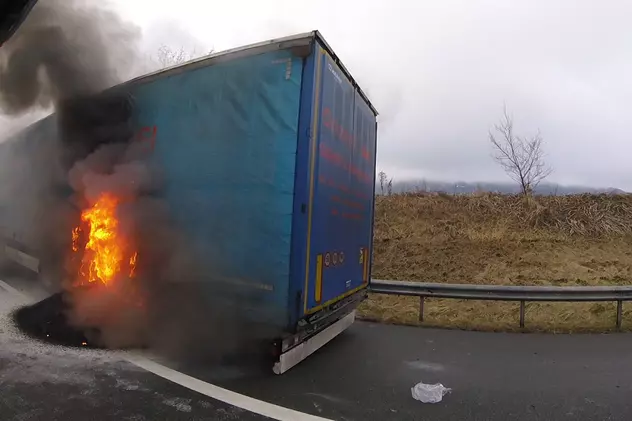 Șofer român cu camionul în flăcări pe autostradă, după ce i-au explodat anvelopele, în Austria