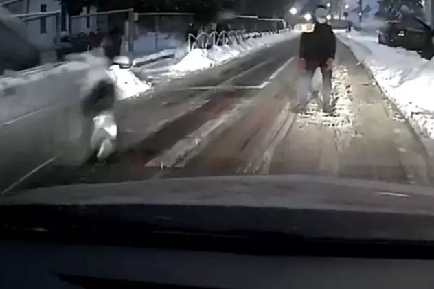 VIDEO | Copil la un pas să fie călcat pe trecere de un șofer care depășea, sub ochii unui polițist local care n-a făcut nimic, în Baia Mare