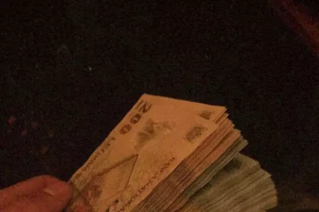 Un elev de liceu a primit aproape 10.000 de lei, pe care nu-i solicitase, de la un bancomat, în Satu Mare. Imediat a dat anunț pe Facebook