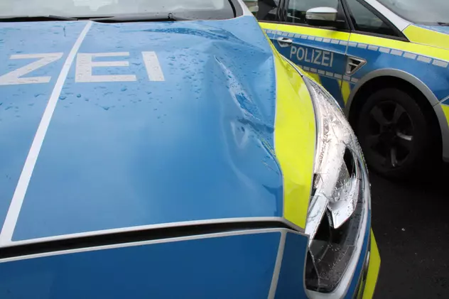O văcuță „nebună” a „șifonat” o mașină de patrulare a poliției germane