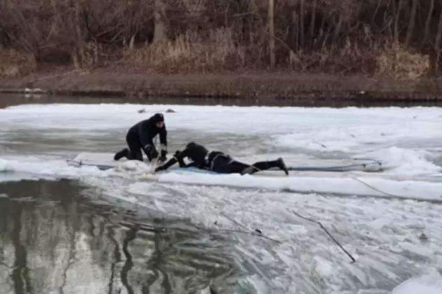 Trei băieţi au căzut într-un lac îngheţat, când se plimbau cu bicicletele. Doar doi au reușit să iasă