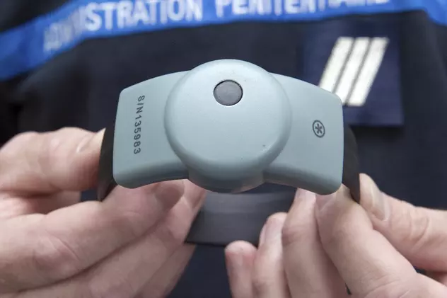 1 din 4 agresori va fi monitorizat electronic în 2022. Cum funcționează brățara agresorului și ce vor purta femeile în geantă
