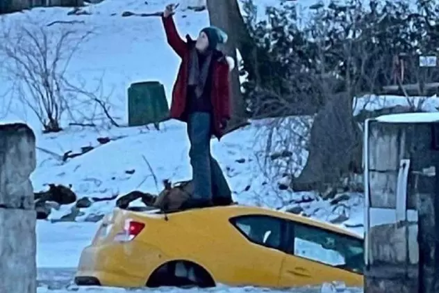 VIDEO | O șoferiță își făcea zâmbitoare selfie-uri pe mașina care se scufunda, după ce a condus cu viteză pe un râu înghețat