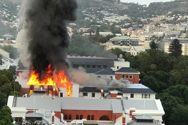 VIDEO | Clădirea Parlamentului din Cape Town, distrusă parțial de un incendiu