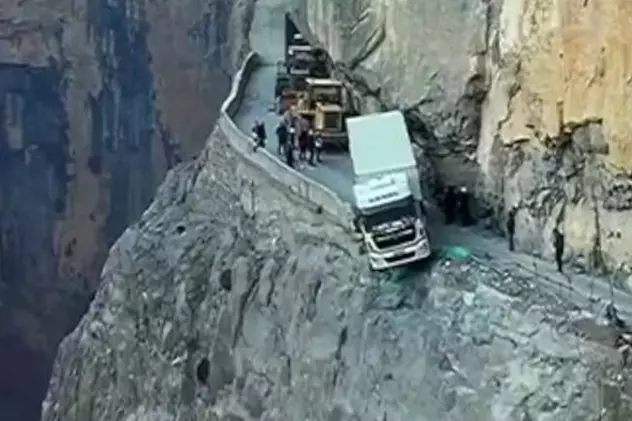 VIDEO. Un camion a rămas suspendat pe o stâncă din China trei zile