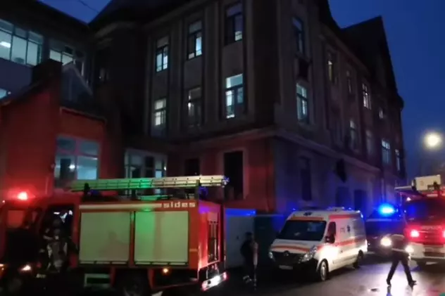 Incendiu la Spitalul Judeţean Satu Mare. Focul a fost stins până la venirea pompierilor