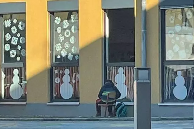 Anchetă la o școală din Austria după ce o imagine cu un elev care dă un test afară, în frig, a devenit virală pe internet