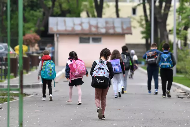 Ministerul Educaţiei: Peste 100 de şcoli şi 3.500 de clase funcţionează online