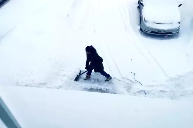 „Divorțează acum!”. Soția, lăsată de un ministru canadian să dea zăpada din fața casei, după 12 ore de gardă la spital