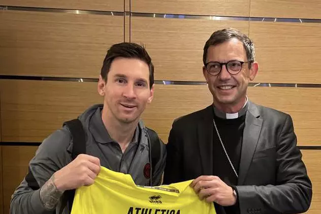 Lionel Messi a primit un tricou cu dedicaţie de la Papa Francisc
