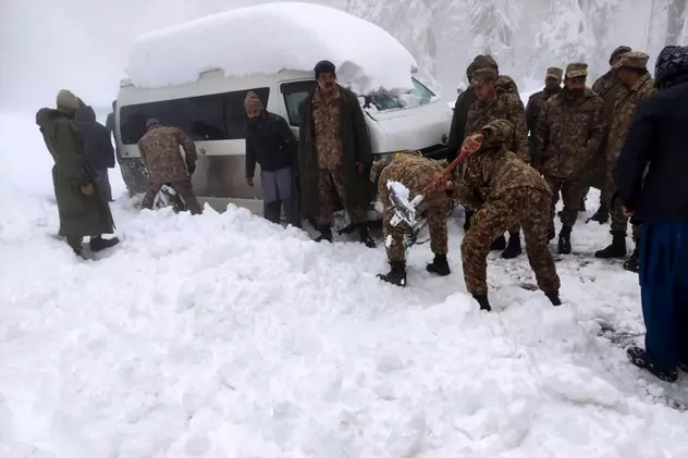 Cel puțin 16 oameni au murit înghețați în mașini, în timpul unei furtuni de zăpadă din Pakistan