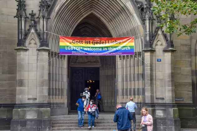 Peste 100 de preoți și angajați ai Bisericii Catolice din Germania au recunoscut public că sunt gay: „Este timpul să arătăm că existăm”