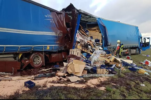 Vopseaua din camionul unui român a acoperit cabina TIR-ului care l-a lovit violent din spate, pe o autostradă din Germania