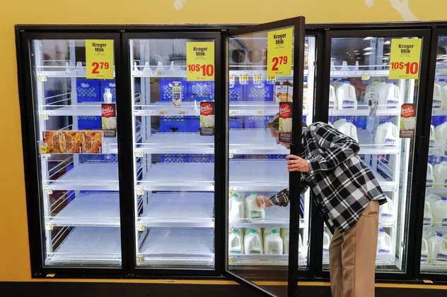 Un supermarket din Marea Britanie renunță la data de expirare a laptelui. Cum va fi stabilită valabilitatea