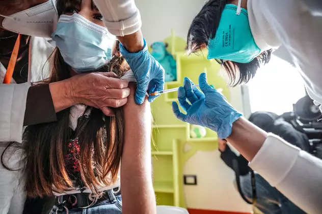 O mamă din Marea Britanie a condus până în Italia pentru a-și vaccina fiica anti-COVID