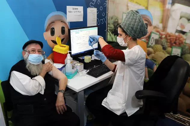 Studiu: A patra doză de vaccin anti-COVID, mai puţin eficientă împotriva infectării cu Omicron