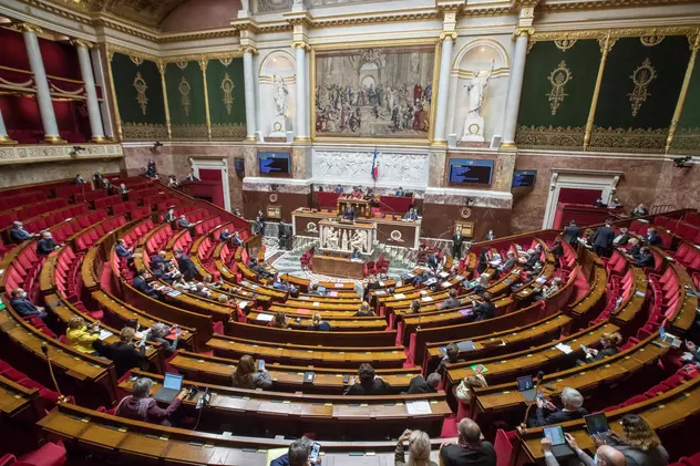 Parlamentarii francezi au suspendat dezbaterile pe certificatul verde, după ce au primit amenințări cu moartea