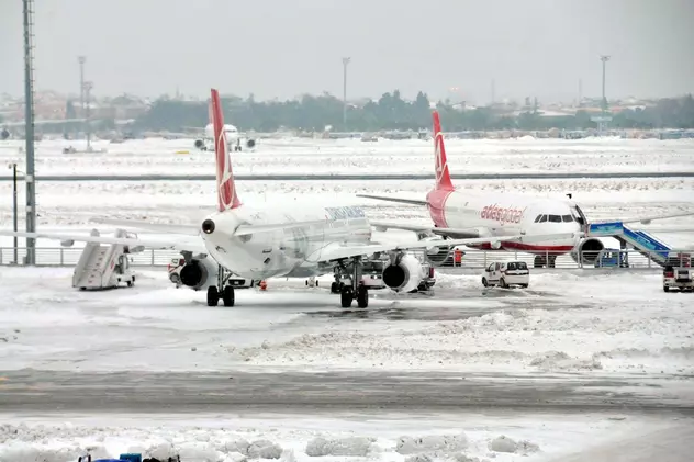 VIDEO. Aeroportul din Istanbul, afectat de ninsoarea abundentă. O parte din acoperiș a cedat sub greutatea zăpezii
