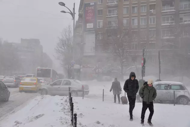 Coduri galbene și portocalii de viscol și ninsori abundente până luni. Harta județelor vizate