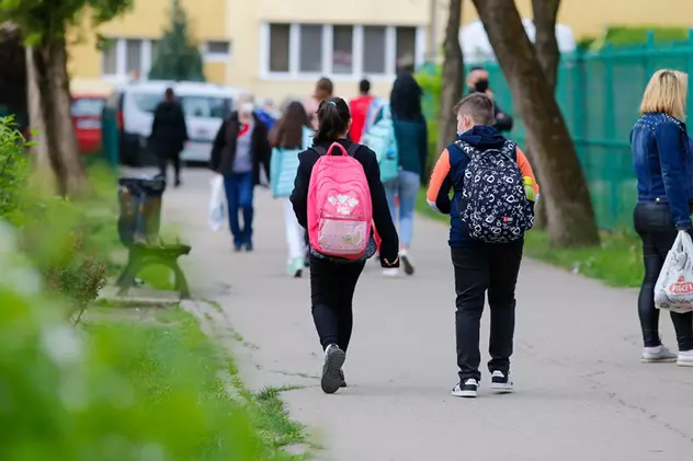 Ministrul educației: Elevii care lipsesc de la școală după confirmarea unui caz COVID în clasă pot fi puși absenți