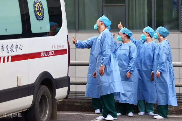 O femeie însărcinată a pierdut copilul, după ce nu a fost primită într-un spital din China, deoarece avea un test COVID vechi
