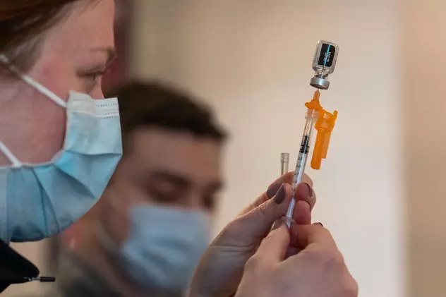 Pfizer începe testarea vaccinului adaptat la varianta Omicron. Cum va fi administrat serul celor 3 grupuri de voluntari