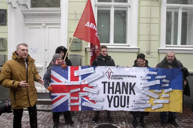 Marea Britanie a început să-și retragă personalul de la ambasada din Kiev, pe fondul escaladării tensiunilor de la granița Ucrainei