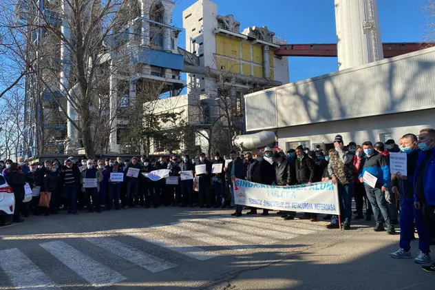 Protest al angajaților ALUM Tulcea, după ce rafinăria a oprit producția, din cauza scumpirii energiei