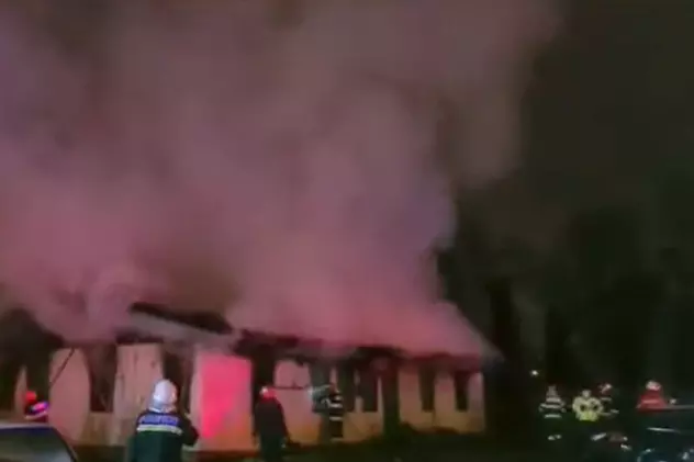 Un incendiu a distrus o clădire dezafectată din Slatina. Nouă mașini din apropiere au fost avariate