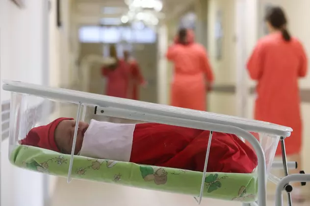 O mamă își dă bebelușul pentru adopție, după ce a aflat că bărbatul cu care s-a culcat de 10 ori ca să rămână gravidă nu e cine i-a spus