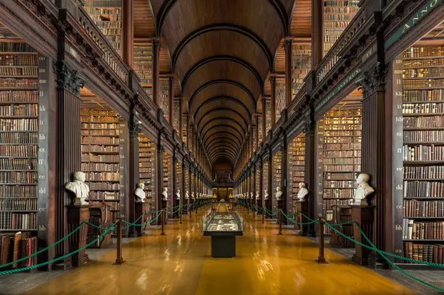 Mii de volume de cărți vechi de trei sute de ani sunt restaurate într-un proiect de 90 de milioane de euro, la cea mai mare bibliotecă din Irlanda