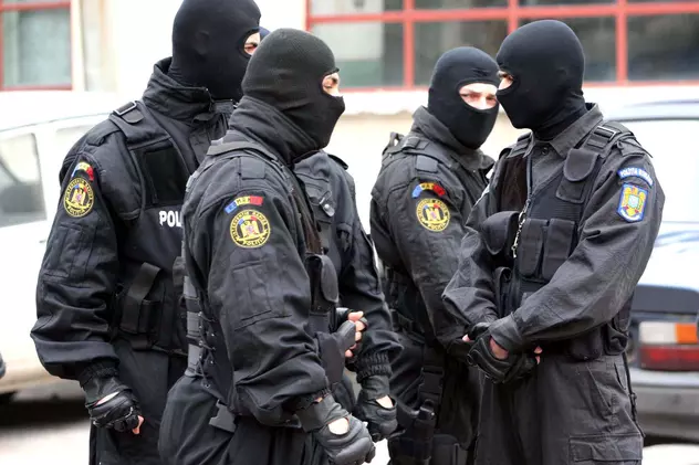 Trei polițiști din Gorj, judecați pentru tentativă de omor și tortură, lăsați în libertate. Ce au decis judecătorii pentru ceilalți polițiști