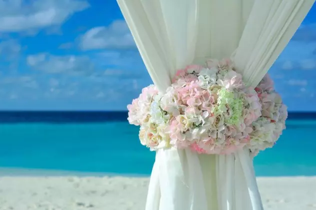 Cum să organizezi o nuntă ieșită din comun? Iată ce pași trebuie să urmezi dacă îți dorești o nuntă pe plajă!