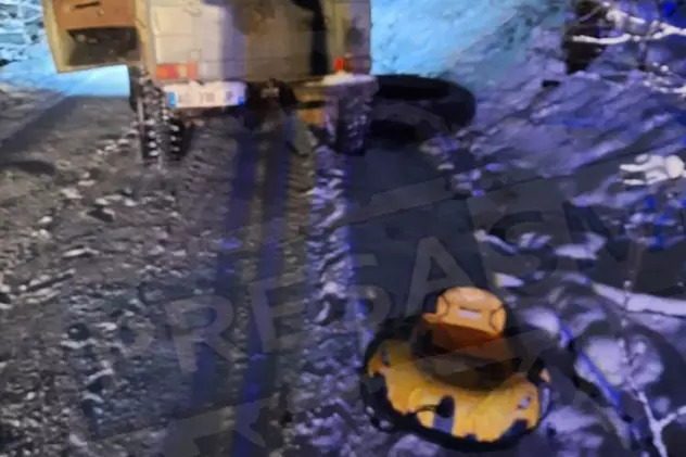 Bărbat mort pe loc, după ce a fost tras de un Mercedes pe zăpadă într-un colac și dat cu capul de un pom, la Negrești Oaș