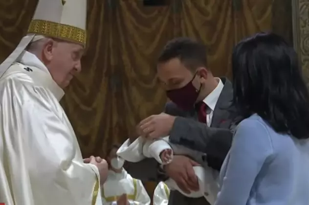 Papa Francisc a botezat 16 copii în Capela Sixtină