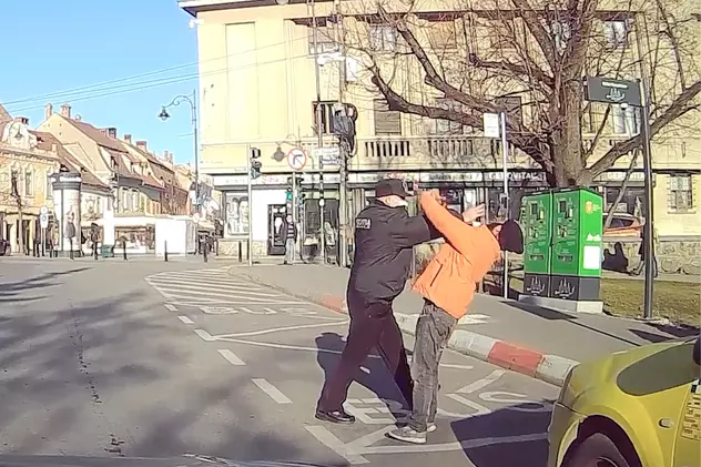 Polițist local din Sibiu filmat când loveşte un om al străzii cu pumnul în față